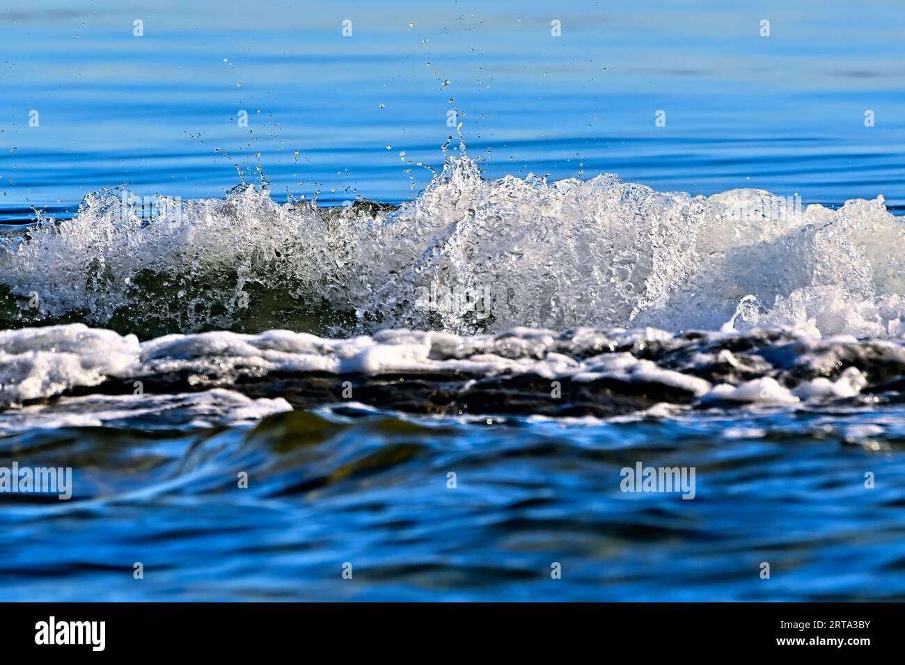 Eine Nahaufnahme Bild eines Ocean Wave Onshore mit der Flut auf Vancouver Island, British Columbia Kanada, das Stockfoto