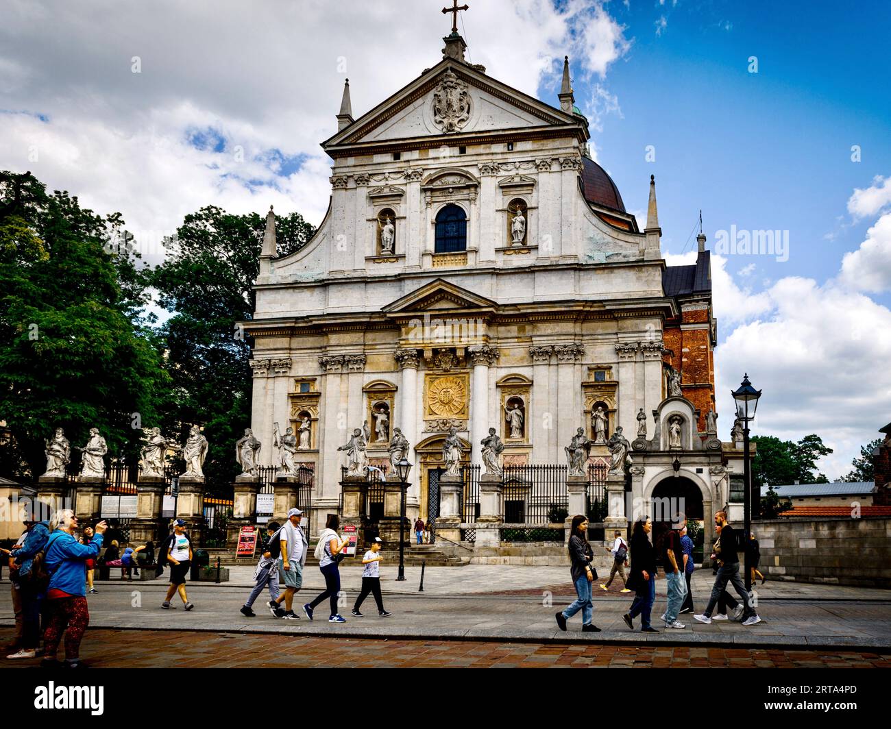 Blick auf die Kirche der Heiligen Apostel Peter und Paul - eine römisch-katholische Kirche im Zentrum der Altstadt. Stockfoto