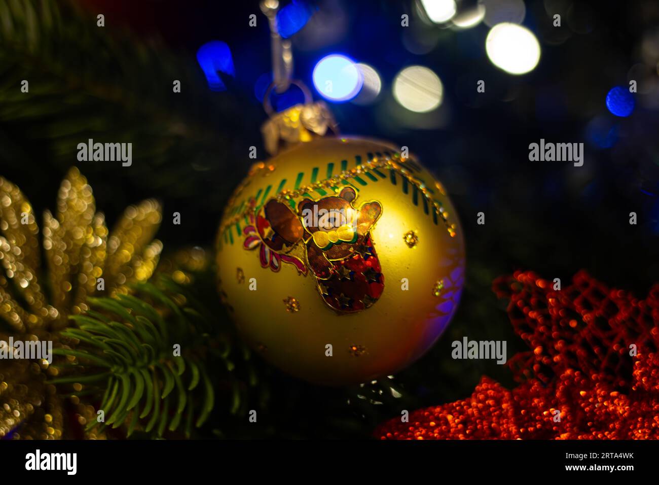 Nahaufnahme einer Weihnachtskugel im Weihnachtsbaum Stockfoto