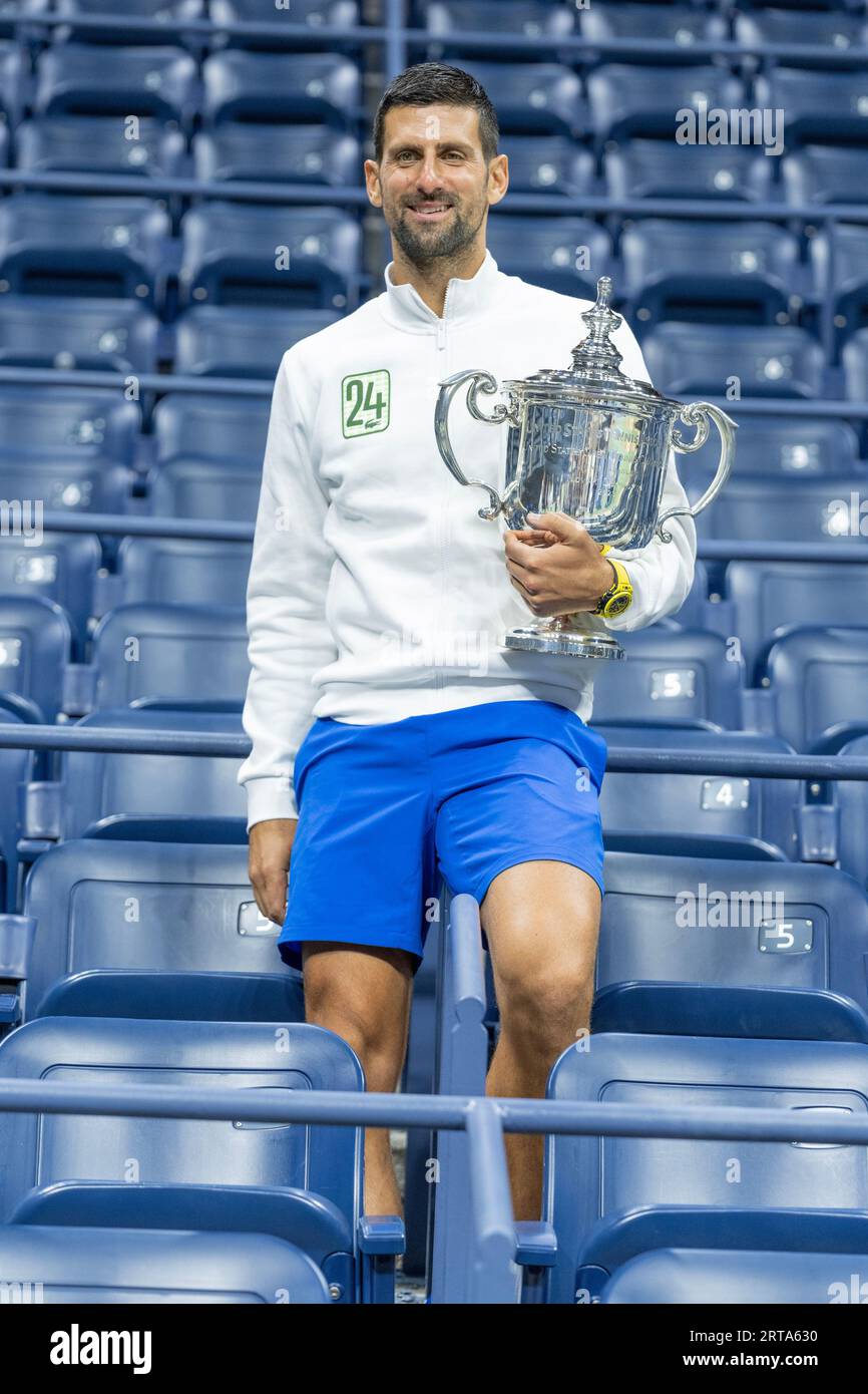 Novak Djokovic, Gewinner der US Open-Meisterschaft der Männer, posiert am 10. September 2023 im Billie Jean King Tennis Center in New York mit der Trophäe im Arthur Ashe Stadion. Stockfoto