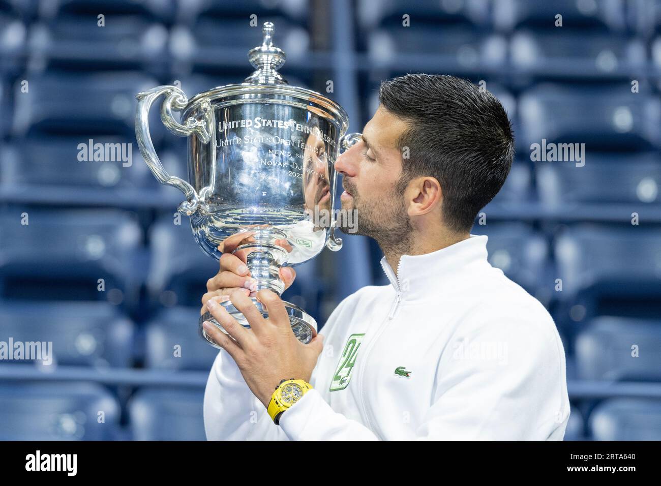 Novak Djokovic, Gewinner der US Open-Meisterschaft der Männer, posiert am 10. September 2023 im Billie Jean King Tennis Center in New York mit der Trophäe im Arthur Ashe Stadion. Stockfoto