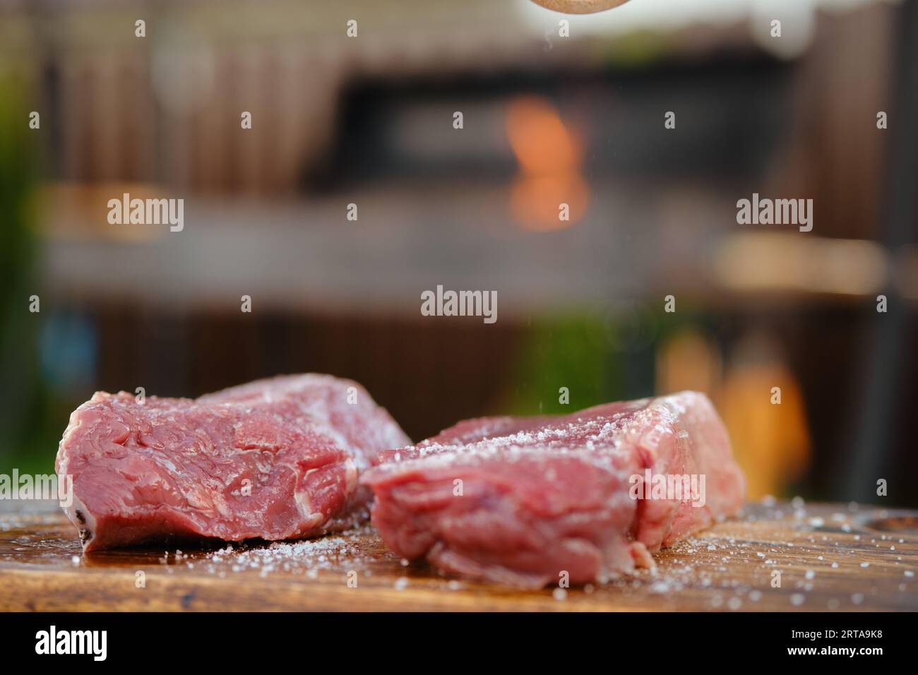 Nahaufnahme des rohen, saftigen New Yorker Streifensteaks (selektives Fokusfoto) Stockfoto