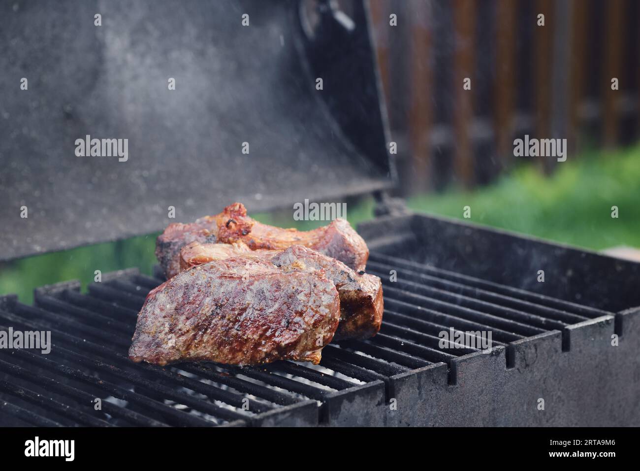Nahaufnahme des New York Strip Steak on Grill Stockfoto