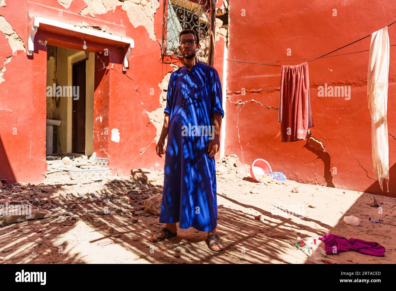 Moulay Brahim, Marokko. September 2023. Man sieht einen Mann, der die Schäden zeigt, die das Erdbeben an seinem Haus angerichtet hat. Kleine Bauerndörfer in den Randgebieten von Marrakesch waren am stärksten von dem Erdbeben betroffen, das Marokko heimsuchte, und die staatlichen Beihilfen erreichten sie aufgrund ihrer abgelegenen Lage und der Schäden an den Straßen nur langsam. (Foto: Davide Bonaldo/SOPA Images/SIPA USA) Credit: SIPA USA/Alamy Live News Stockfoto