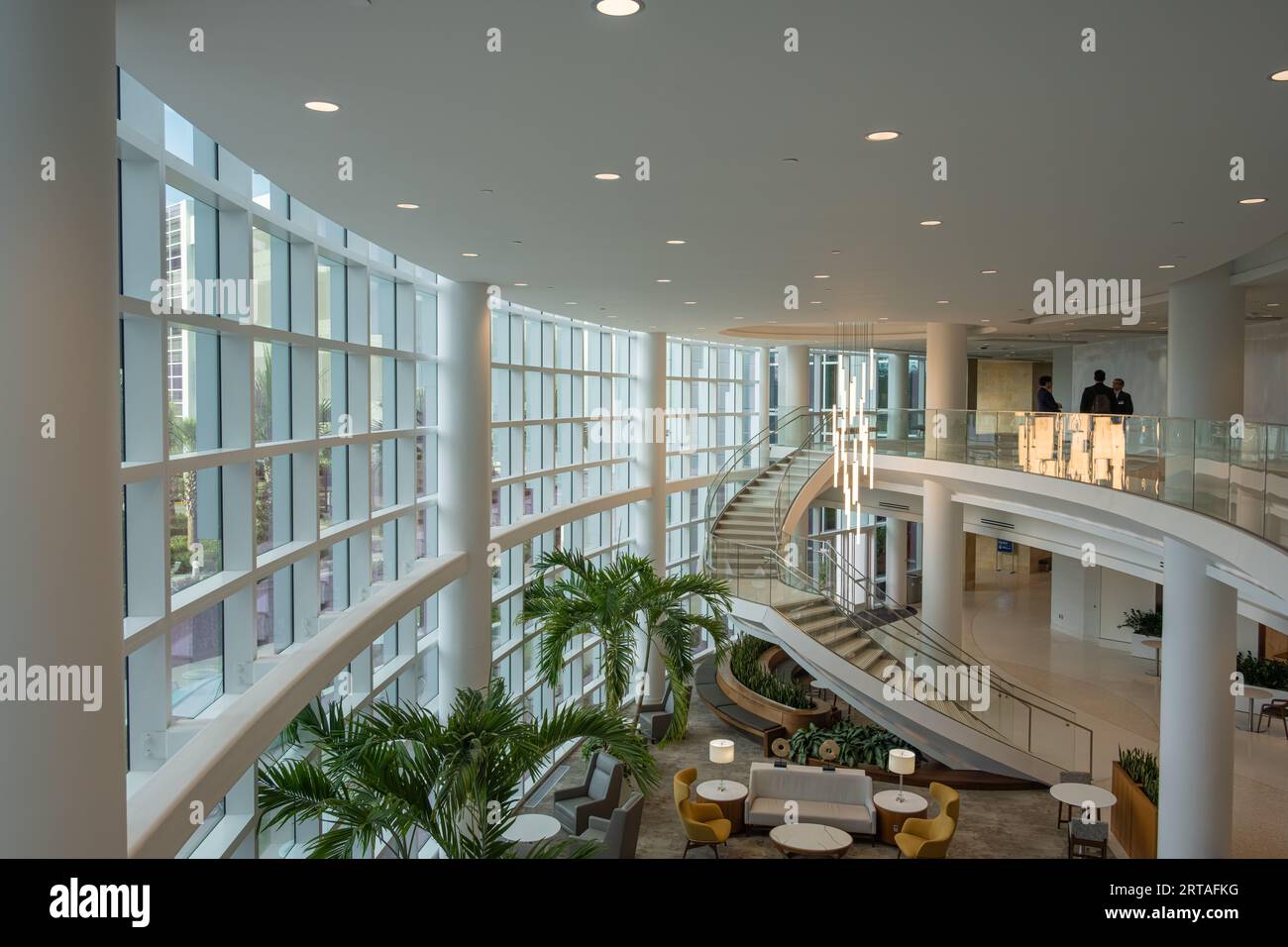 Wunderschönes, sonnenbeleuchtetes Atrium in der Mayo Clinic in Jacksonville, Florida. (USA) Stockfoto