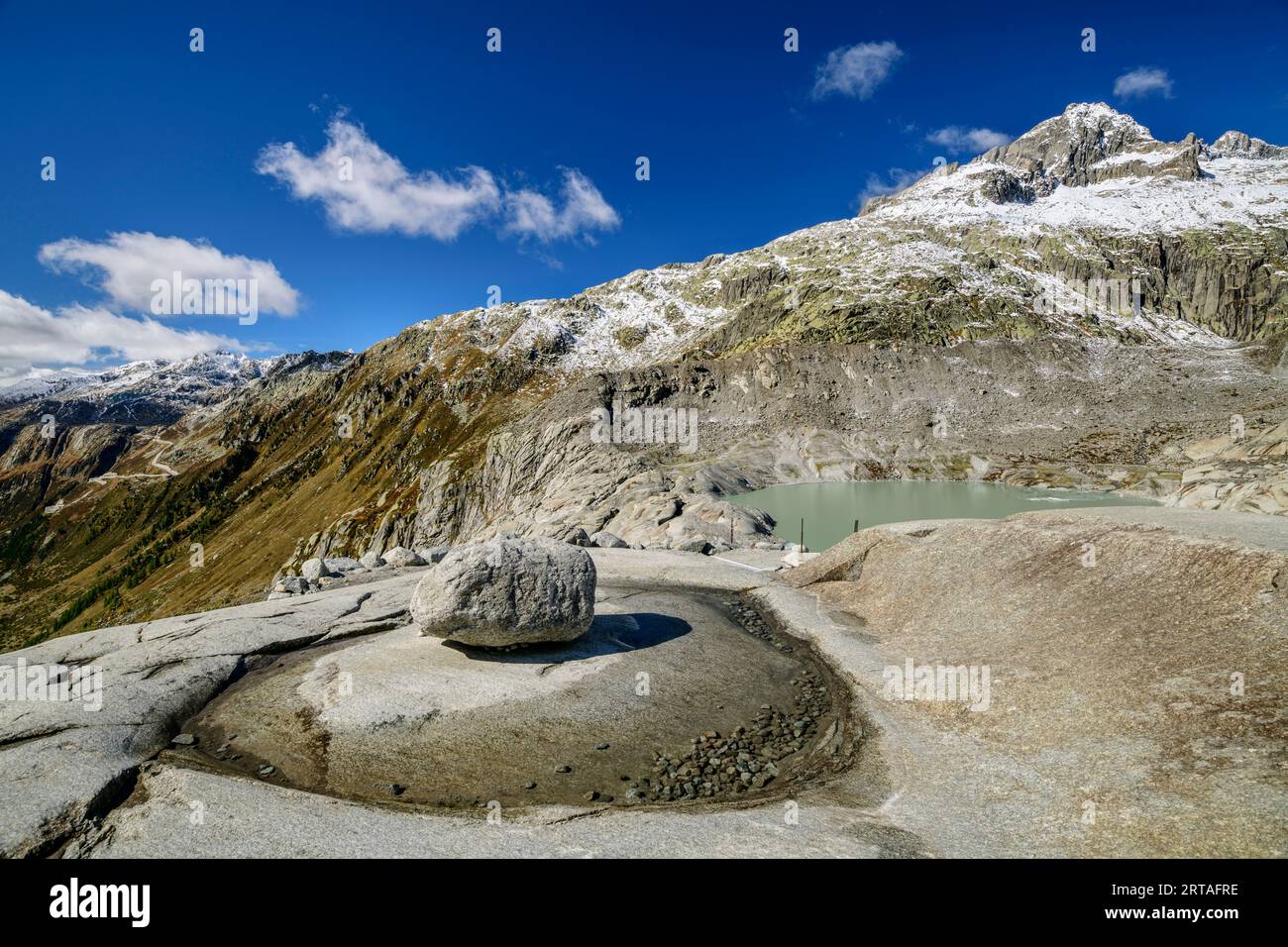 Erratischer Block mit Rhonquelle im Hintergrund, Urner Alpen, Wallis, Schweiz Stockfoto