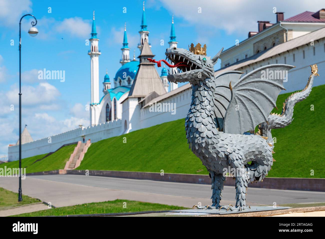 Kasan, Tatarstan, Russland - 1. Juni 2023 Kasanischer Drache. Kasaner Kreml im Sommer. Die wichtigste Touristenattraktion von Kazan, ein UNESCO-Weltkulturerbe. Trave Stockfoto