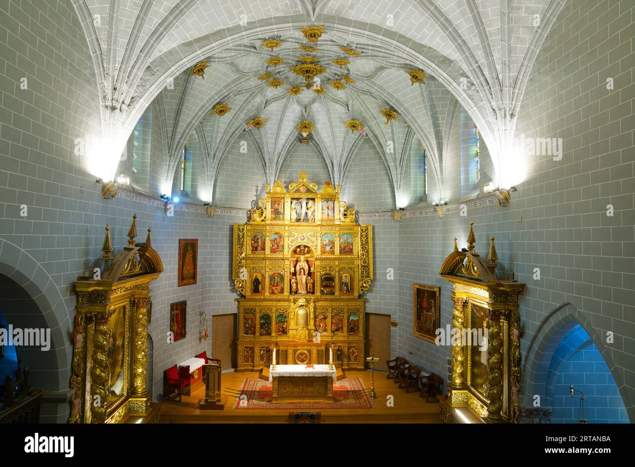Das Innere der Kirche unserer Lieben Frau von der Himmelfahrt in Sallent de Gallego, Provinz Huesca in den Pyrenäen. Stockfoto