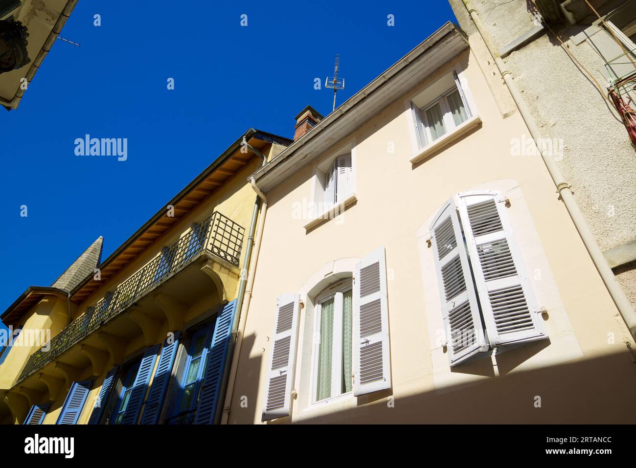 Wohngebäude in der Stadt Lourdes, Pyrenäen in Frankreich. Stockfoto