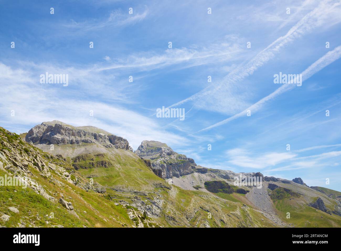 Blick auf eine Sommergebirgslandschaft im Aisa-Tal, Provinz Huesca, Pyrenäen in Spanien. Stockfoto