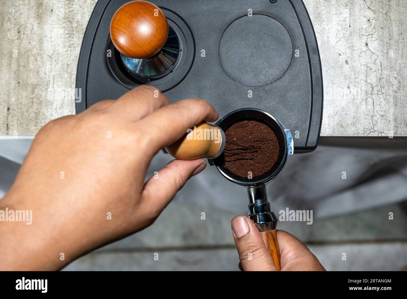 Barista-Portafilter mit Handhalterung und frisch gemahlenem Kaffee. Espresso-Kaffee zubereiten Stockfoto
