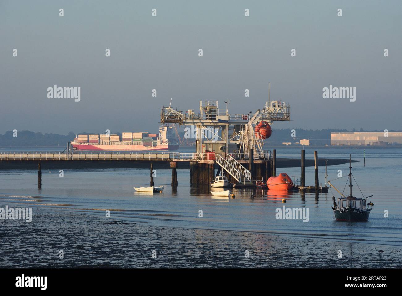 Warsash Maritime Academy Pier am Fluss Hamble. Hampshire UK mit Containerschiff, das den Hafen von Southampton verlässt. Stockfoto