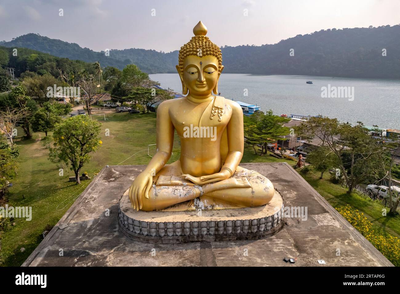 Der große Buddha von Wat Ao Salat im Fischerdorf Ban Ao Salad aus der Luft gesehen, Ko Kut oder Koh Kood Insel im Golf von Thailand, Asien Stockfoto