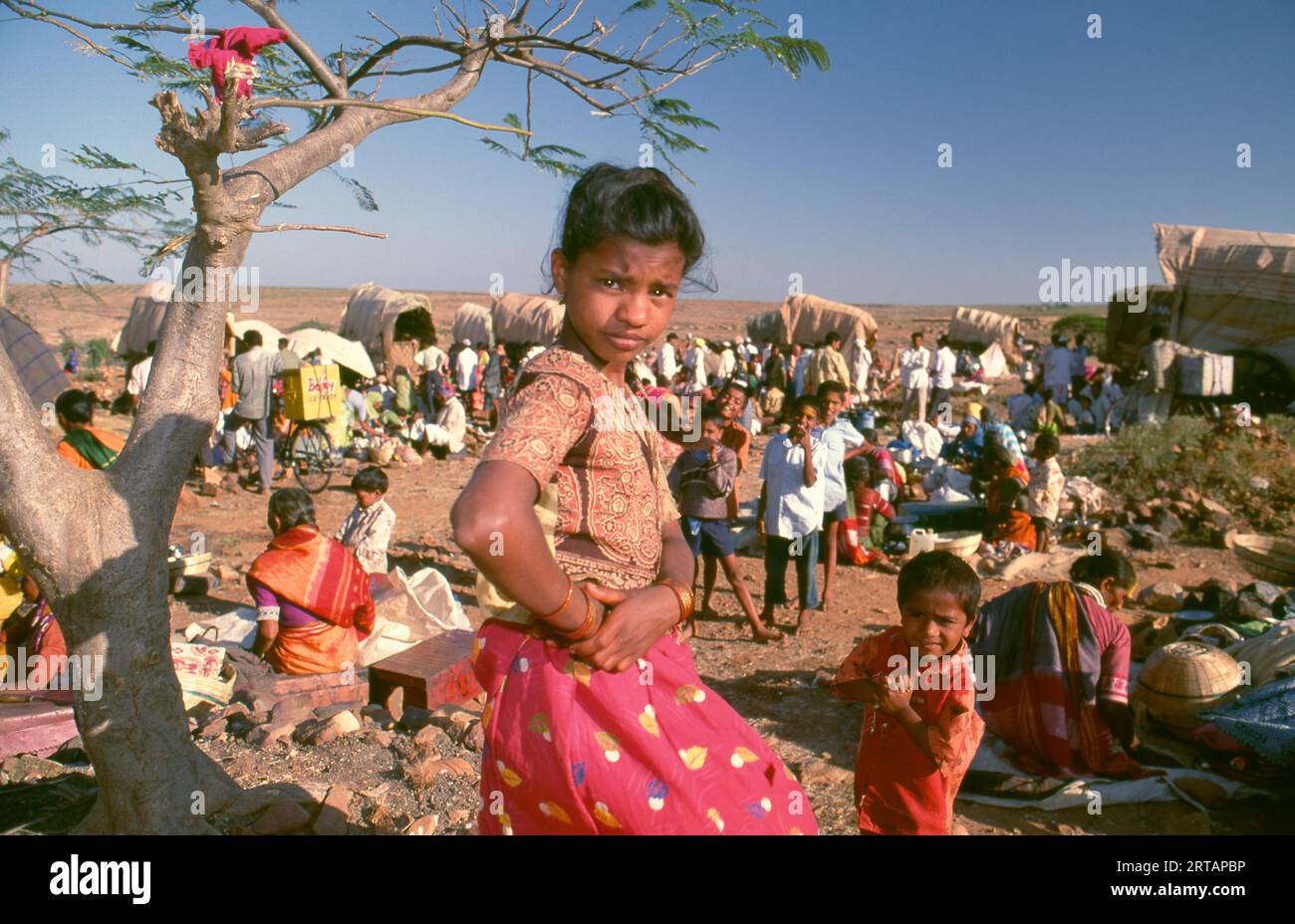 Indien: Ein Pilgerlager, Poornima Festival in der Nähe des Yellamma-Tempels, Saundatti, Karnataka (1994). Jedes Jahr versammeln sich im Hindumonat Magh (Januar bis Februar) mehr als eine halbe Million Menschen um den winzigen Tempel der Göttin Yellamma in Saundatti. Yellamma ist die Schutzpatronin der Devadasi oder der Frauen, die dem Dienst an einer Gottheit oder einem Tempel gewidmet sind. Stockfoto