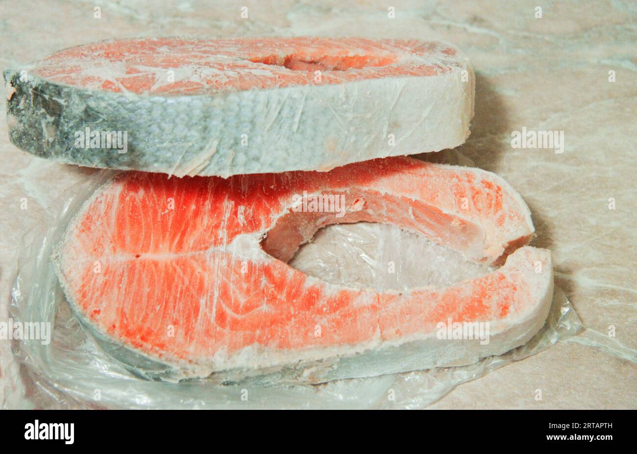 Gefrorenen Lachs raw red fish Steak auf den Tisch Stockfoto