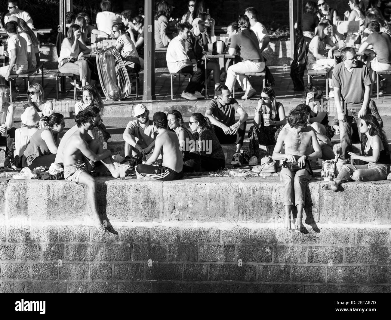 Menschen entspannen sich am Ufer der seine, Paris, Frankreich, Europa, EU. Stockfoto