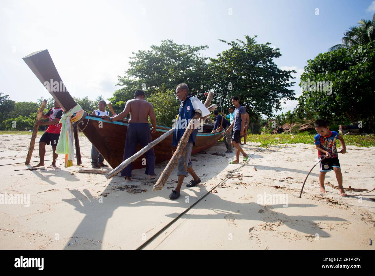 Koh Yao, Thailand; 1. Januar 2023: Eine Gruppe von Fischern, die ein Fischerboot vorbereiten, um auf See zu arbeiten. Stockfoto