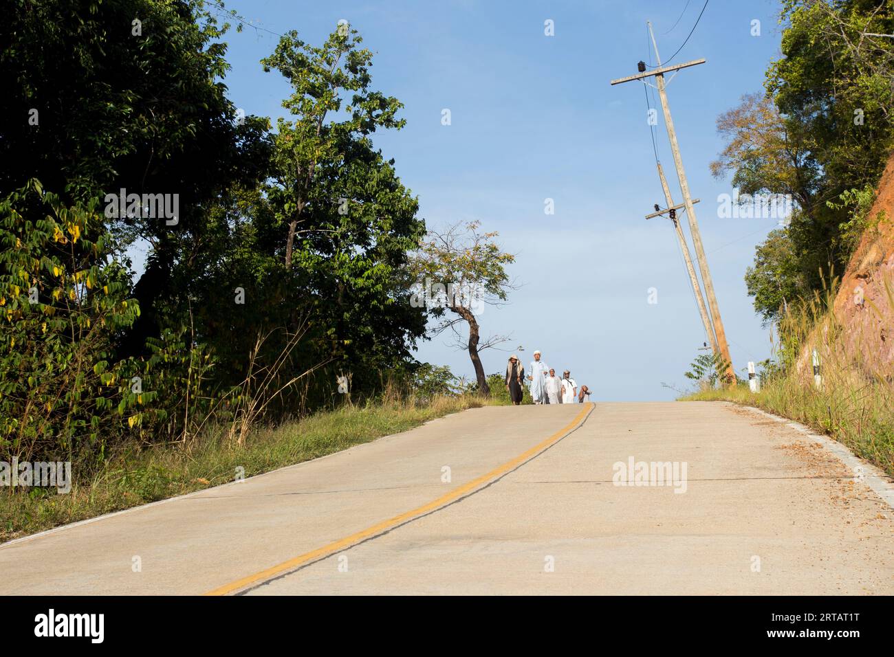Koh Yao, Thailand; 1. Januar 2023: Eine Gruppe muslimischer Ordensleute auf einer Straße auf einer Insel in Thailand. Stockfoto