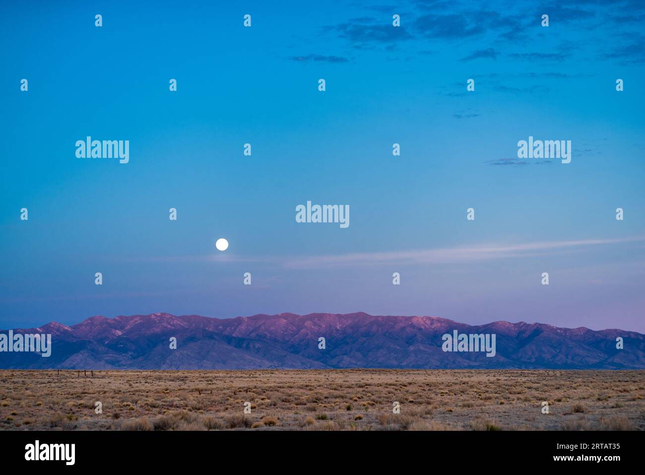 Vollmond über der Wüste von New Mexico. Stockfoto