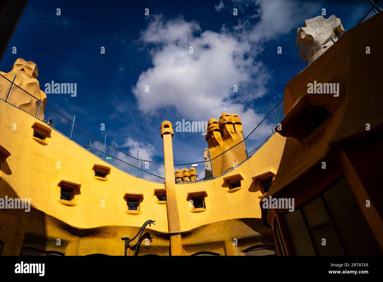 La Pedrera - Casa Milà, ein vom katalanischen Architekten Antoni Gaudi entworfenes Apartmenthaus am Passeig de Gracia in Barcelona, erbaut zwischen 1906 und 1912. Stockfoto