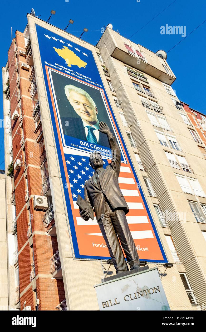 Die Statue des ehemaligen amerikanischen Präsidenten Bill Clinton, der von 1993 bis 2001 als 42. Präsident der Vereinigten Staaten diente und aus Arkansas stammt, kann am Montag, den 11. September 2023, in der Nähe der Mutter-Theresia-Kathedrale in Prishtina, der Hauptstadt des Kosovo, beobachtet werden. (VX Photo/Vudi Xhymshiti) Stockfoto