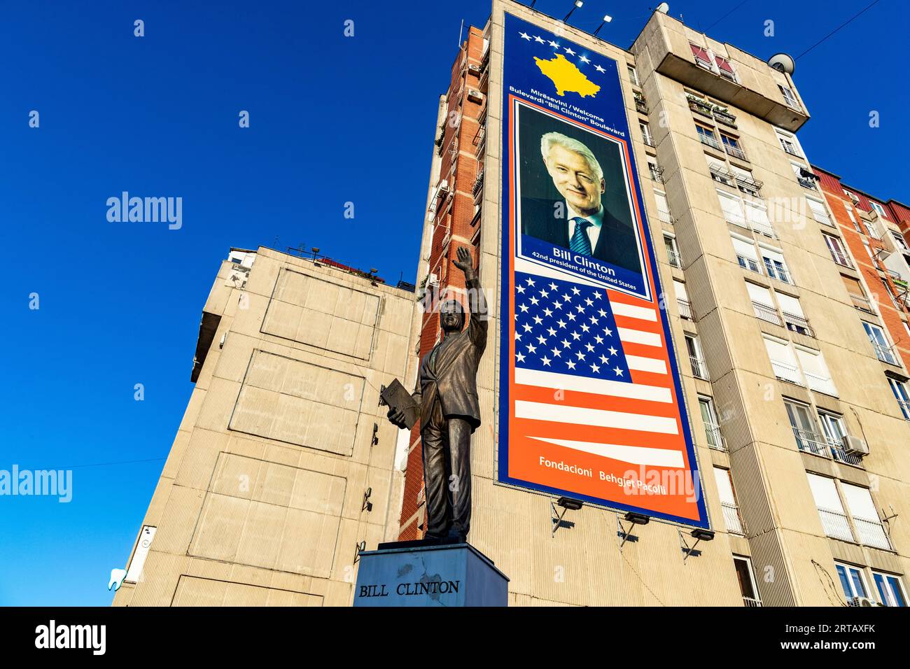 Die Statue des ehemaligen amerikanischen Präsidenten Bill Clinton, der von 1993 bis 2001 als 42. Präsident der Vereinigten Staaten diente und aus Arkansas stammt, kann am Montag, den 11. September 2023, in der Nähe der Mutter-Theresia-Kathedrale in Prishtina, der Hauptstadt des Kosovo, beobachtet werden. (VX Photo/Vudi Xhymshiti) Stockfoto