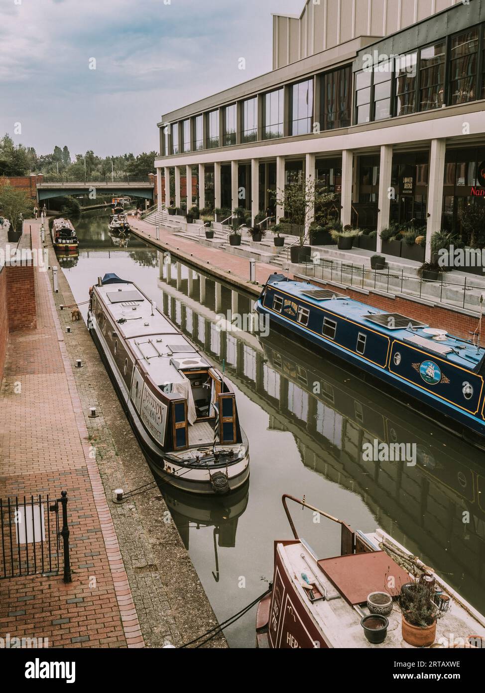 Ein Blick über den Banbury-Kanal mit Schmalbooten und dem Unterhaltungskomplex „The Light“ Stockfoto