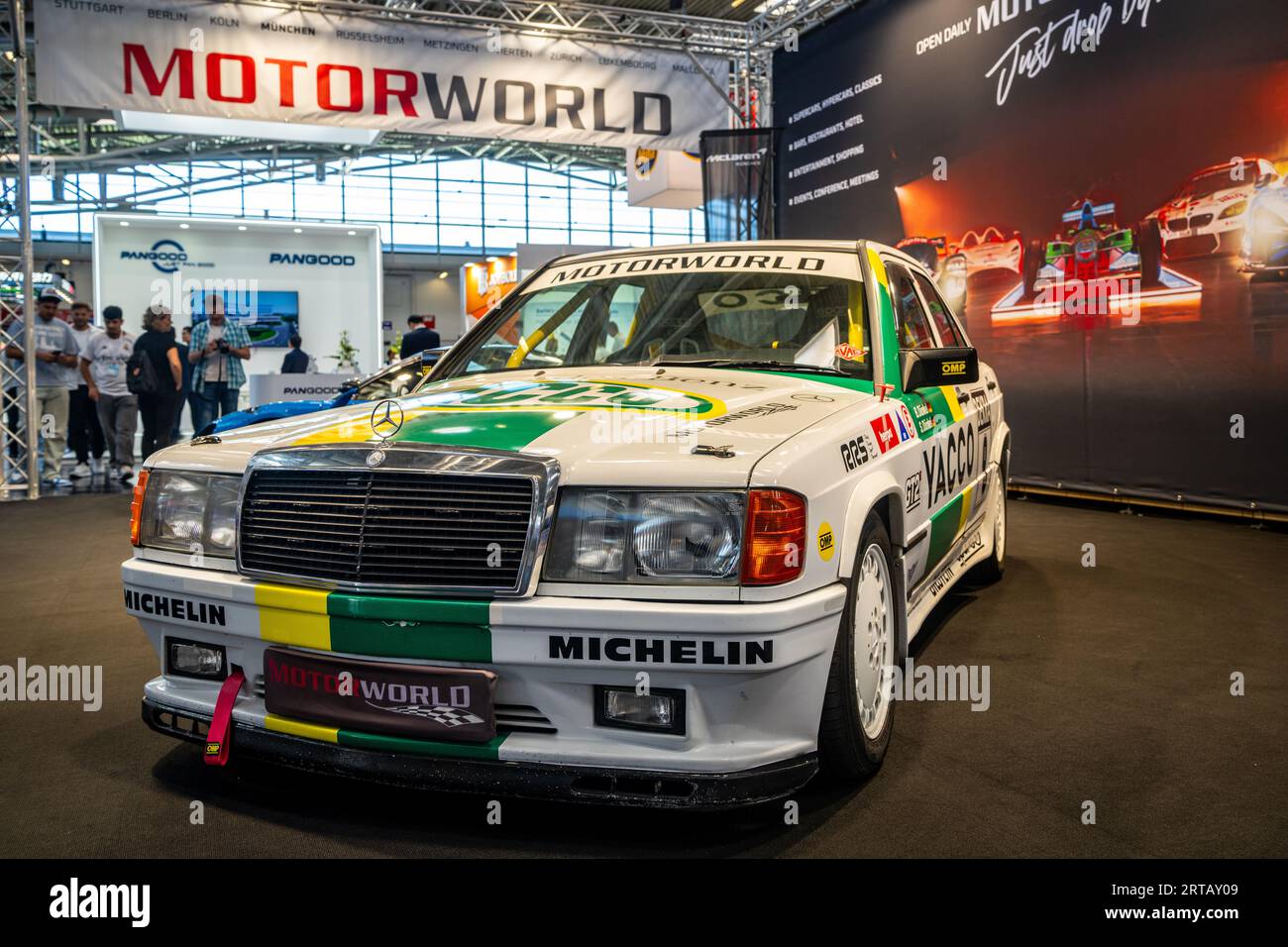 Mercedes-Benz 190E auf einem Stand, der für die Motorworld-Veranstaltung auf der IAA Mobility 2023 in München wirbt. Stockfoto