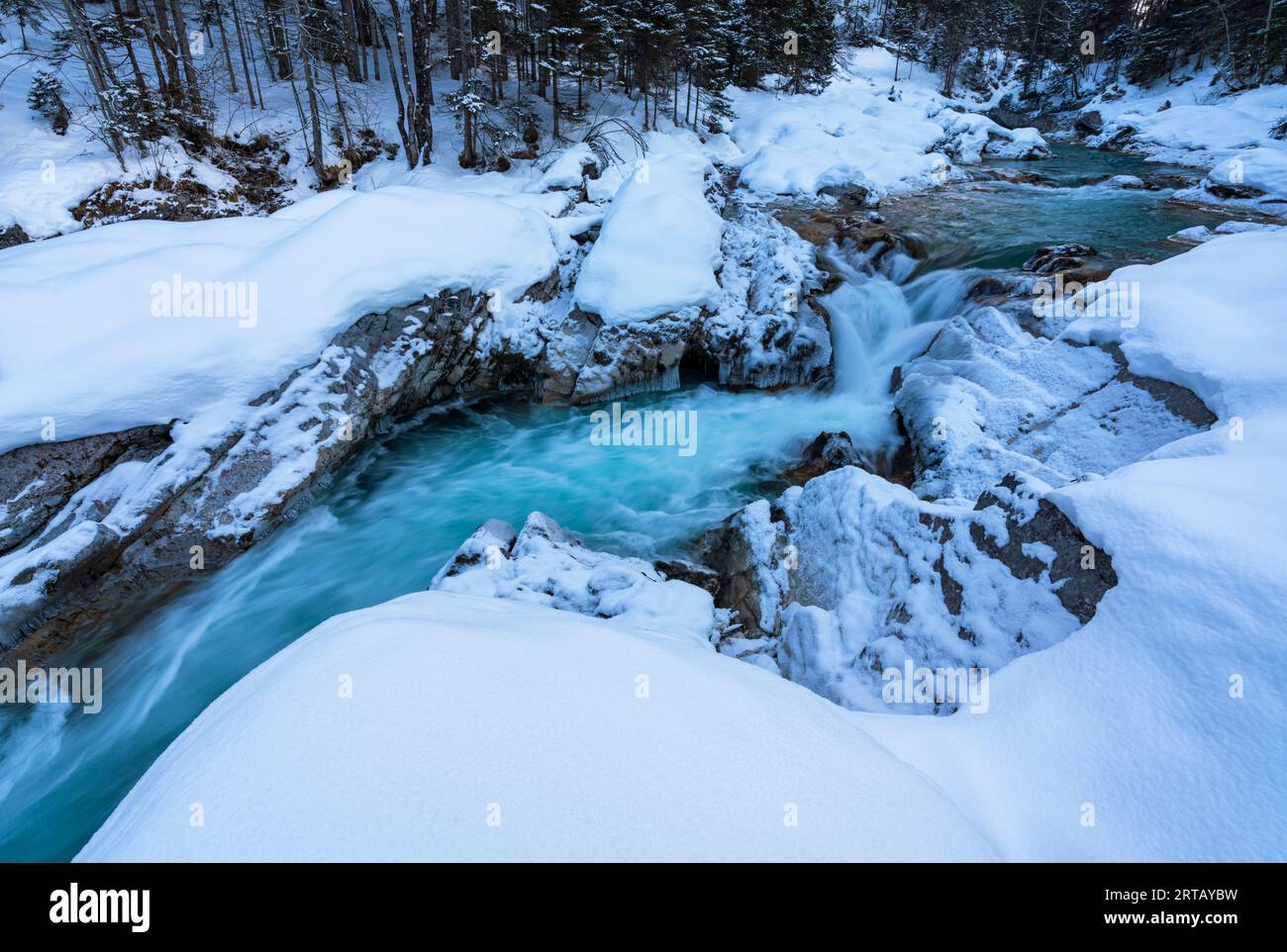 Tiefwinter am Rissbach in Tirol, Österreich. Stockfoto