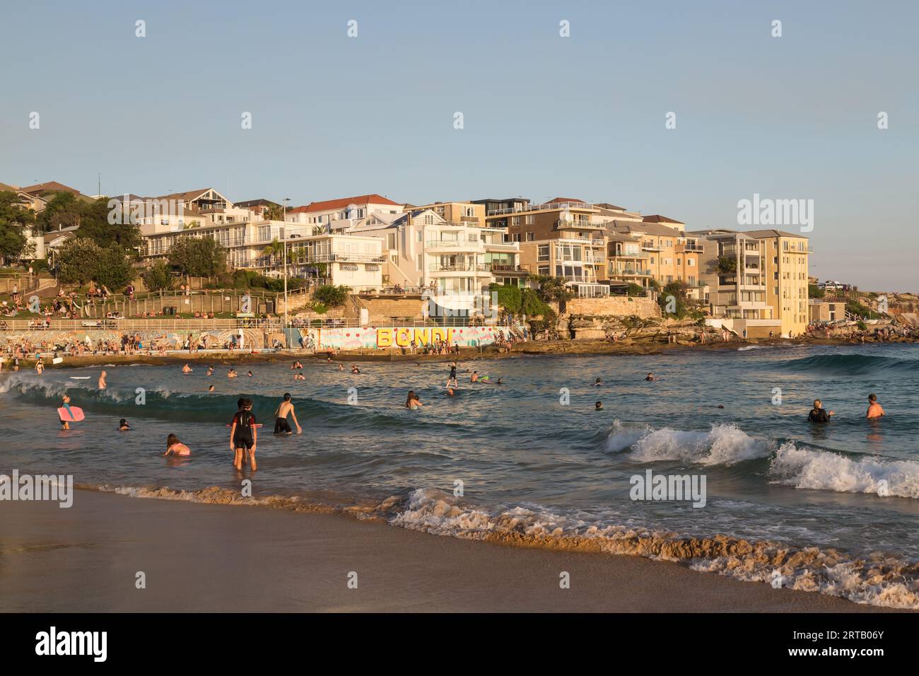 Coastal Apartments mit Blick auf Bondi Beach, Sydney, NSW, Australien. Stockfoto