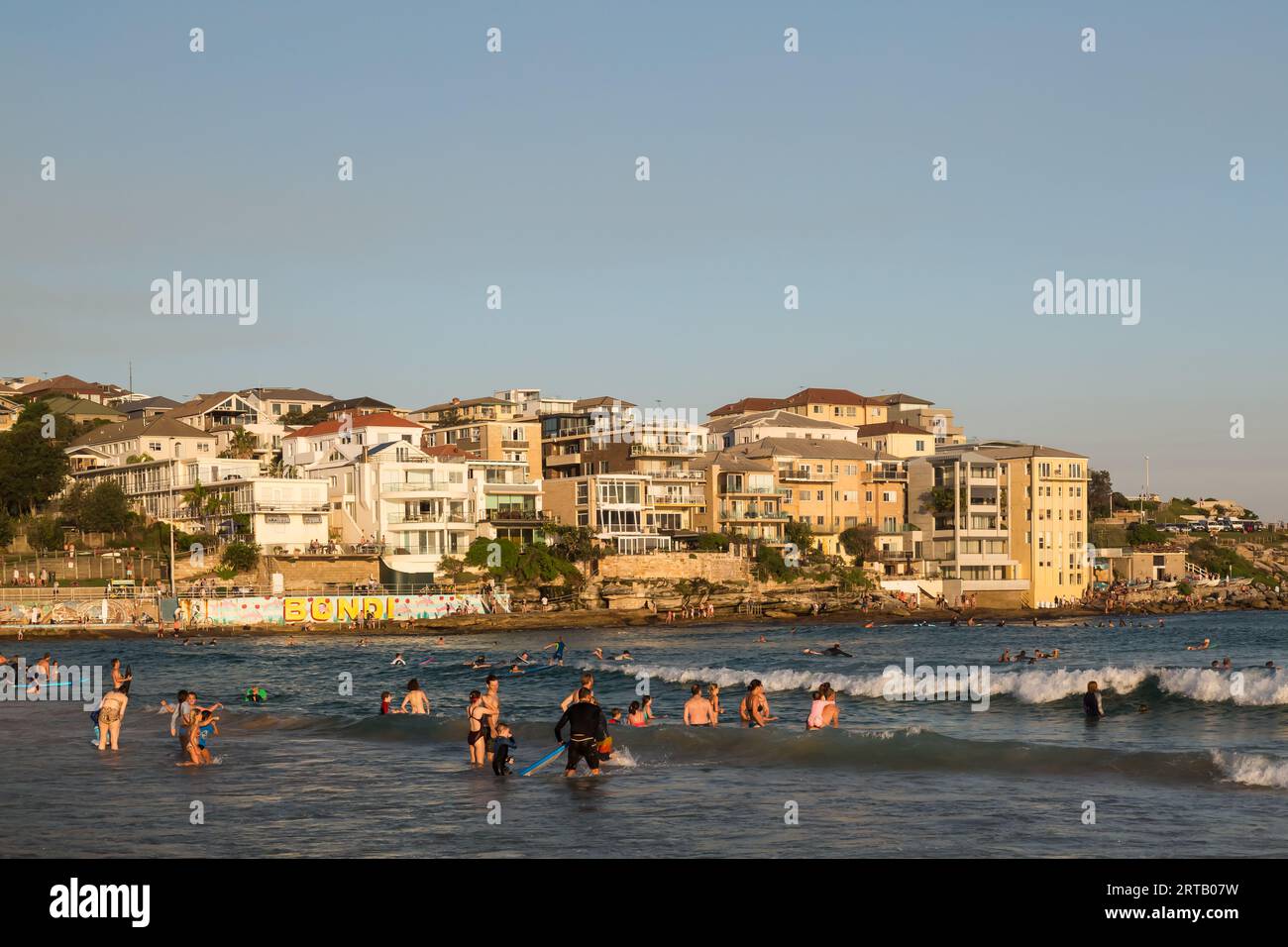 Coastal Apartments mit Blick auf Bondi Beach, Sydney, NSW, Australien. Stockfoto