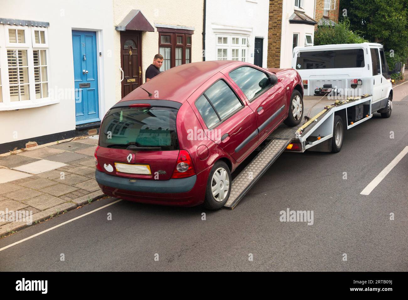 Ein Renault Clio Diesel aus dem Jahr 2003 wird von der Schrottfahrzeugfirma weggenommen, da es nicht mit der erweiterten ULEZ (Ultra Low Emission Zone) konform ist, die vom Londoner Bürgermeister Sadiq Khan eingeführt wurde. Der Besitzer, eine dreijährige Mutter, erhält eine Kinderbeihilfe und sollte eine gewisse finanzielle Entschädigung erhalten. (135) Stockfoto