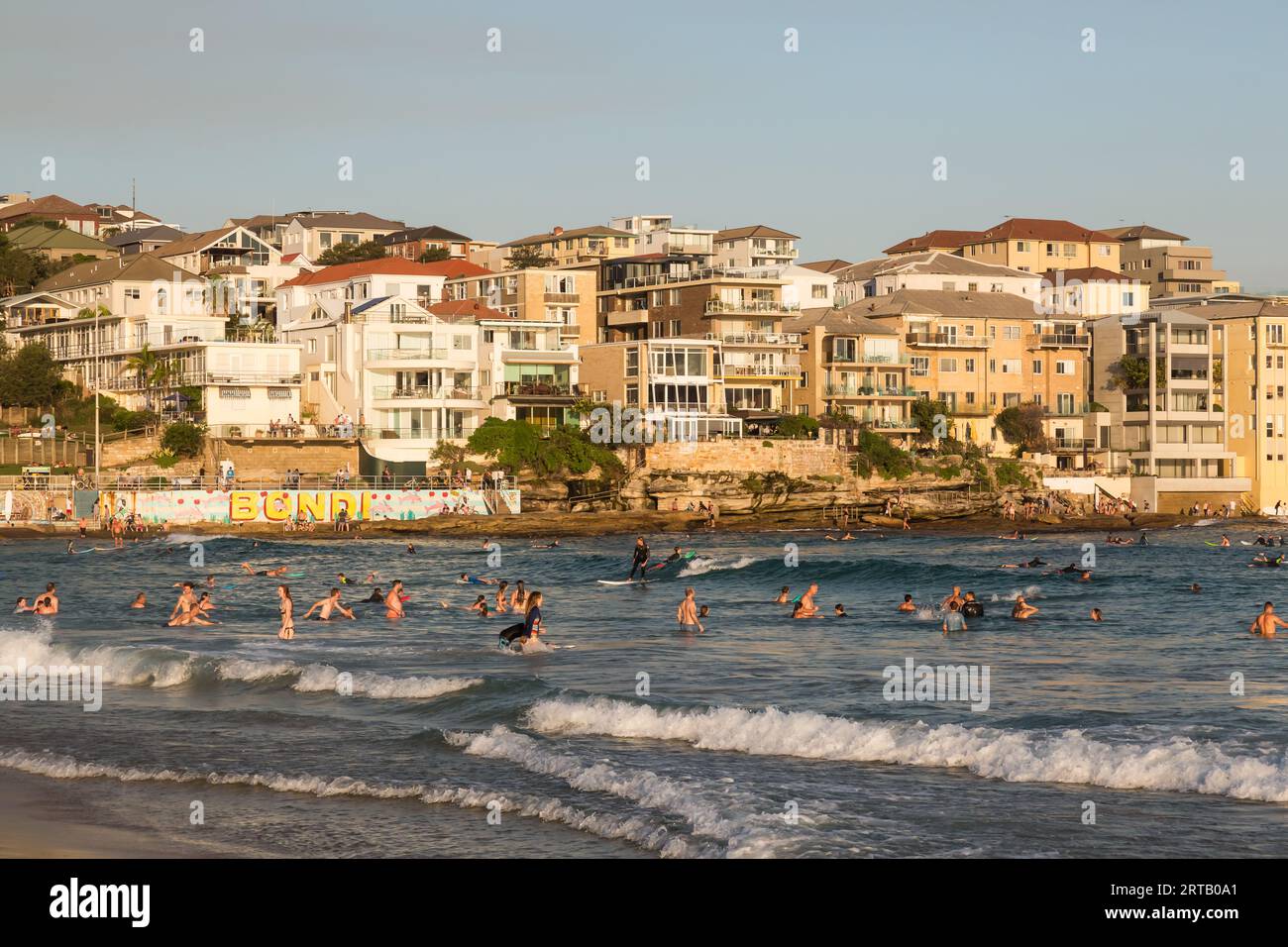 Coastal Apartments mit Blick auf Bondi Beach, Sydney, NSW, Australien. Stockfoto