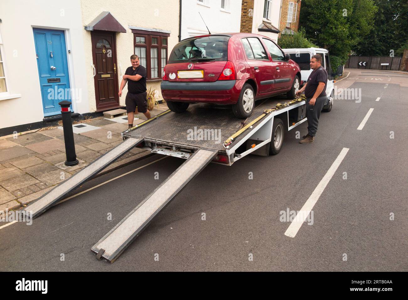 Ein Renault Clio Diesel aus dem Jahr 2003 wird von der Schrottfahrzeugfirma weggenommen, da es nicht mit der erweiterten ULEZ (Ultra Low Emission Zone) konform ist, die vom Londoner Bürgermeister Sadiq Khan eingeführt wurde. Der Besitzer, eine dreijährige Mutter, erhält eine Kinderbeihilfe und sollte eine gewisse finanzielle Entschädigung erhalten. (135) Stockfoto