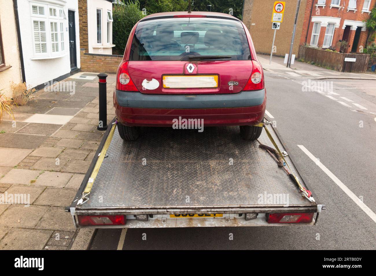 Ein Renault Clio Diesel aus dem Jahr 2003 wird von der Schrottfahrzeugfirma weggenommen, da es nicht mit der erweiterten ULEZ (Ultra Low Emission Zone) konform ist, die vom Londoner Bürgermeister Sadiq Khan eingeführt wurde. Der Besitzer, eine dreijährige Mutter, erhält eine Kinderbeihilfe und sollte eine gewisse finanzielle Entschädigung erhalten. (135) Stockfoto