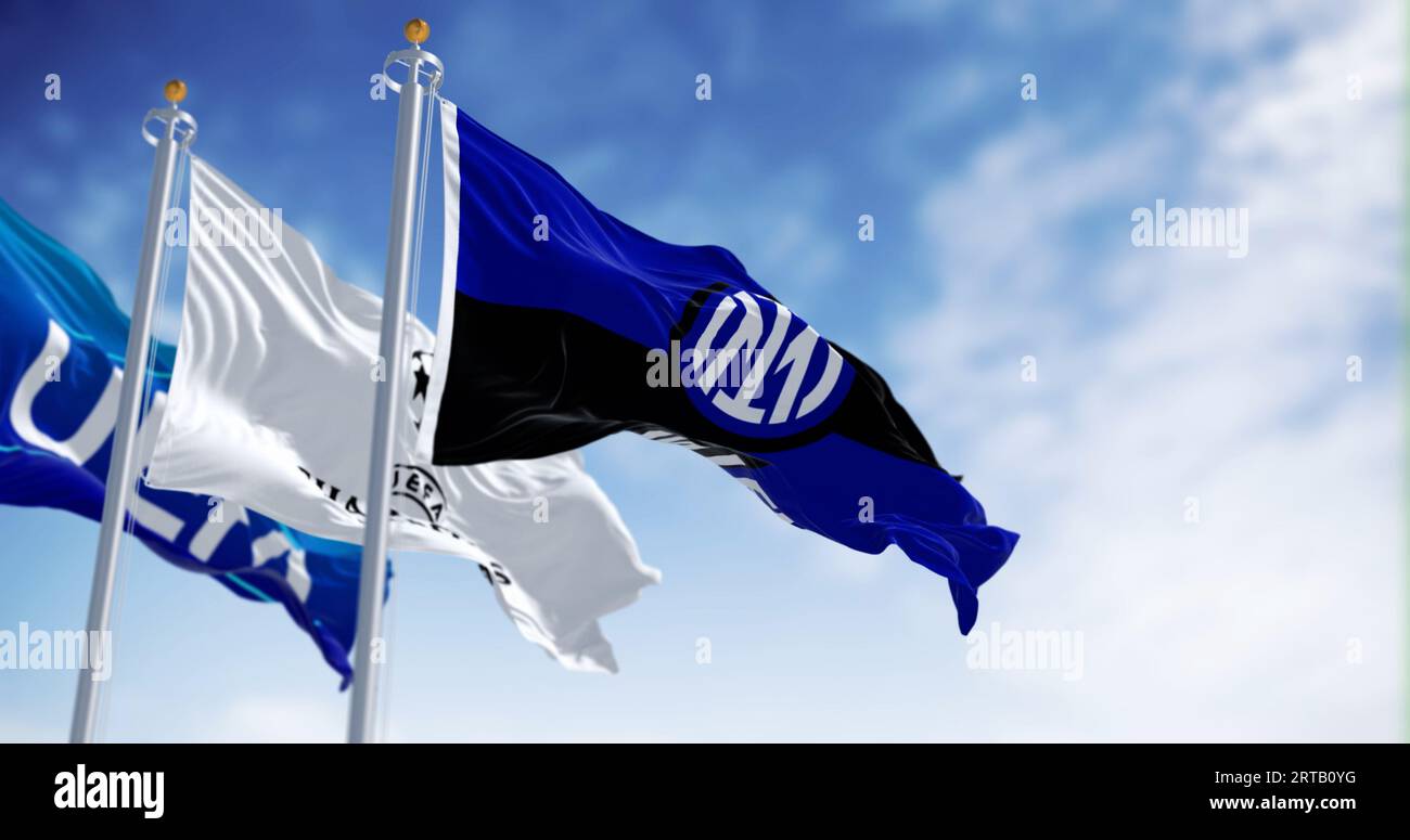 Mailand, IT, 10. September 2023: Die Flaggen der UEFA, UEFA Champions League und des Inter FC wehen an klaren Tagen im Wind. Illustrative redaktionelle 3D-Illustration Stockfoto