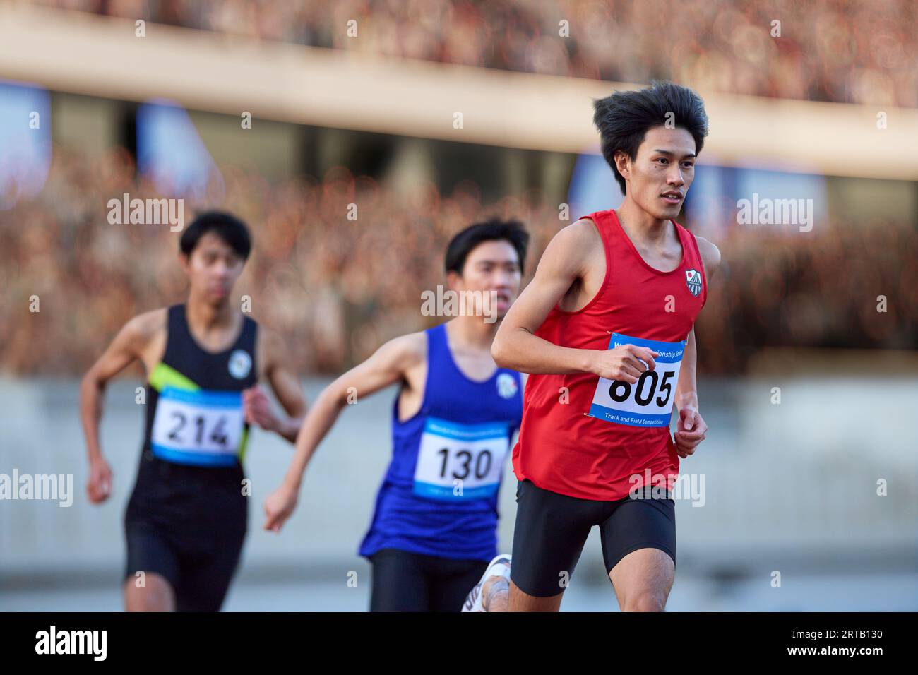 Japanische Athleten laufen auf der Rennstrecke Stockfoto