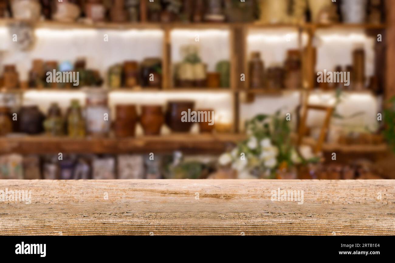 Holztisch mit abstraktem verschwommenem Blick auf die Apotheke. Ideal für Produktpräsentationen oder Mockups. Stockfoto