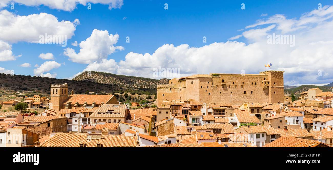 Panorama der historischen Burg und Kirche in Mora de Rubielos, Spanien Stockfoto