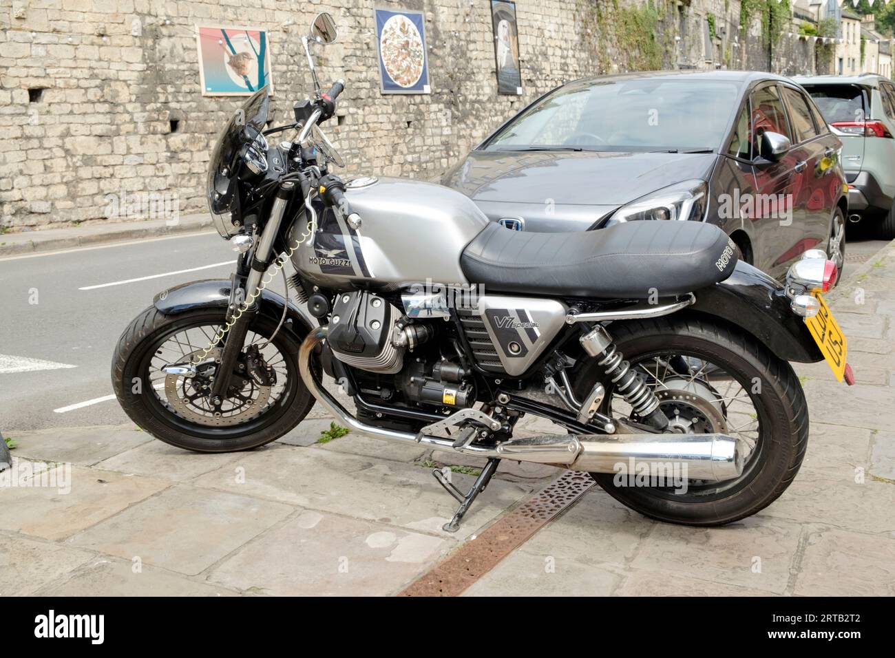 Das Motto des Modells Guzzi V7 Special V-Twin Motorrad oder Motorrad aus dem Jahr 2013 in Bath somerset UK Stockfoto