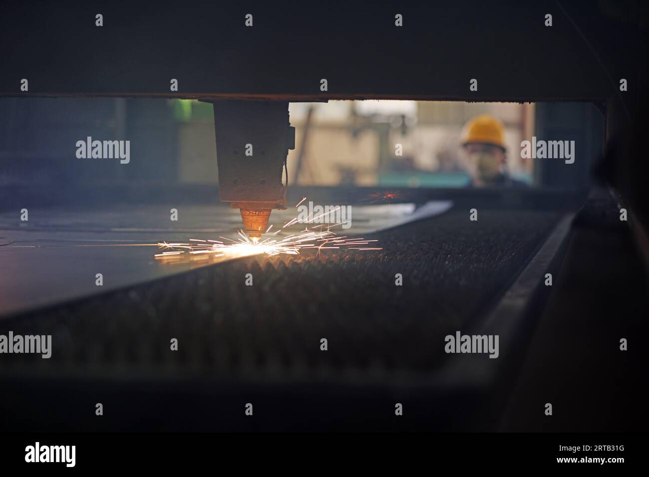 Anwendung einer numerischen Steuermaschine beim Schneiden von Stahlplatten Stockfoto