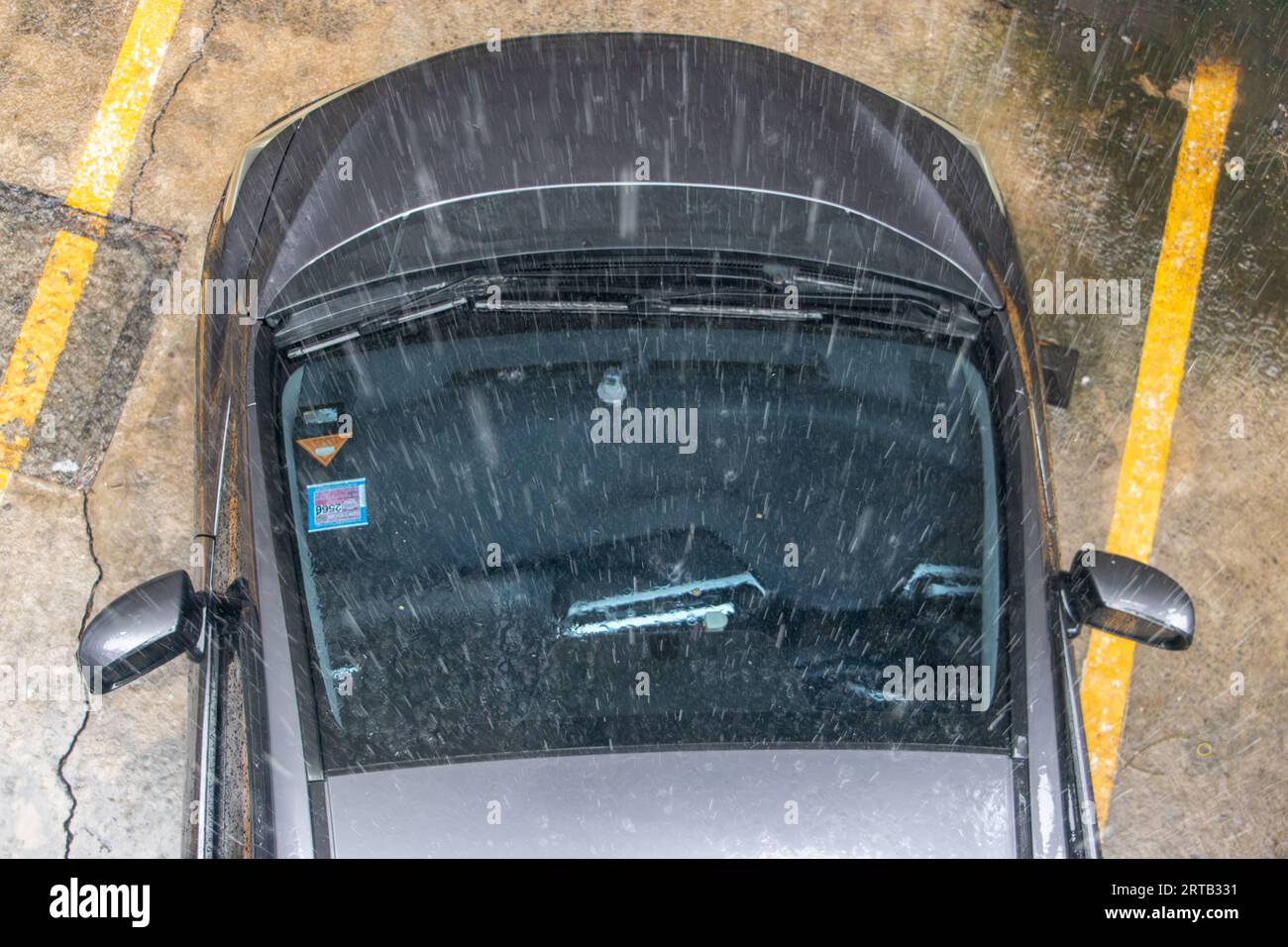 Blick auf die Decke im Auto mit einem transparentem Glas Luke für Lüftung,  Öffnung, so dass sie die Himmel und Wolken in den grauen Kabine der Fahrzeuge  sehen können Stockfotografie - Alamy