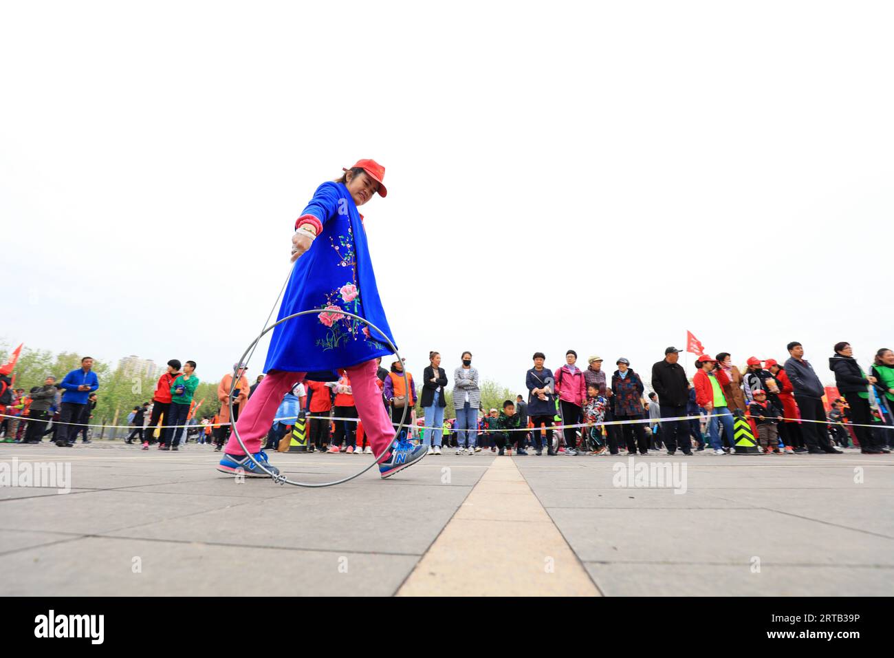 LUANNAN COUNTY, Provinz Hebei, China - 20. April 2019: Touristen nehmen an einem lustigen Sportmeeting Teil. Stockfoto