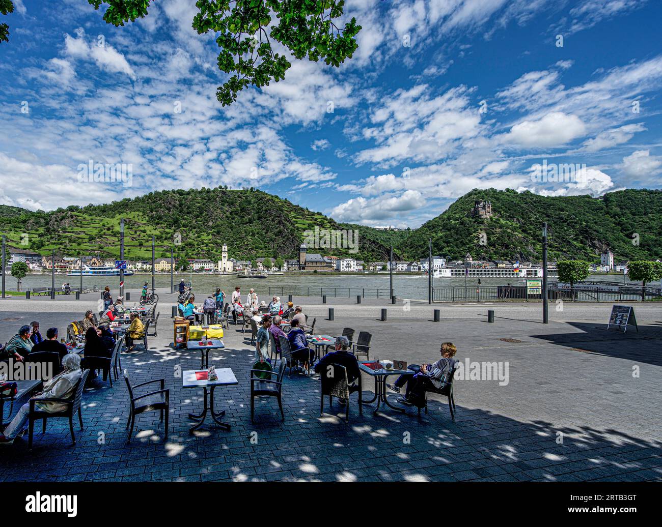 Outdoor-Gastronomie auf dem Sankt Goar Markt und Blick über den Rhein nach St. Goarshausen, Obermittelrhein, Rheinland-Pfalz Stockfoto