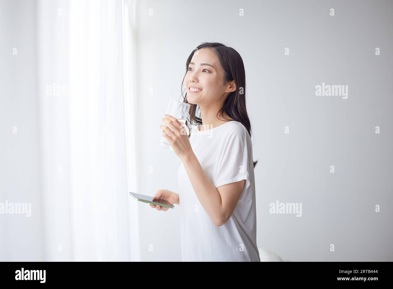 Junge Japanerin mit smartphone Stockfoto