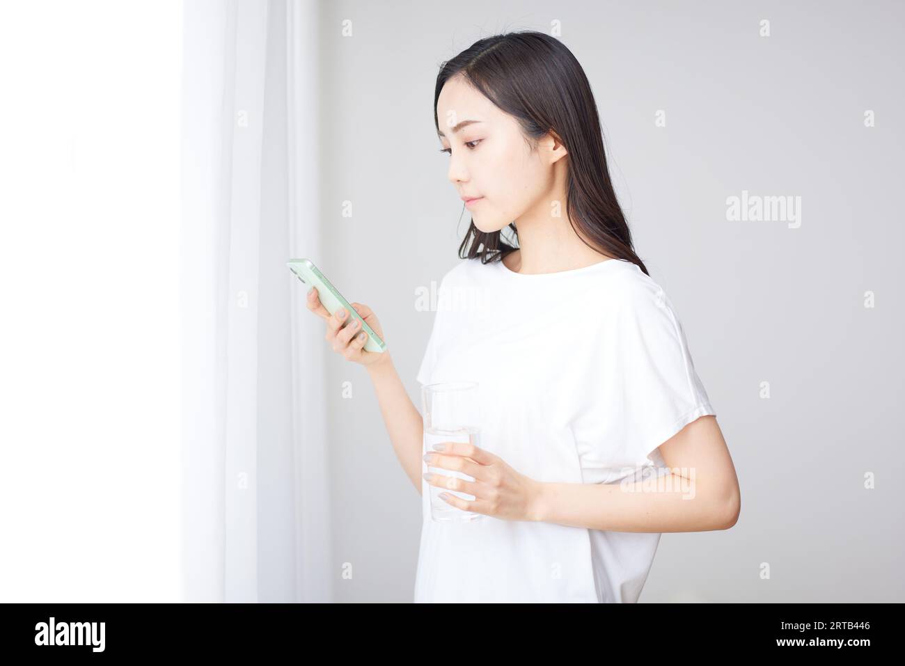 Junge Japanerin mit smartphone Stockfoto