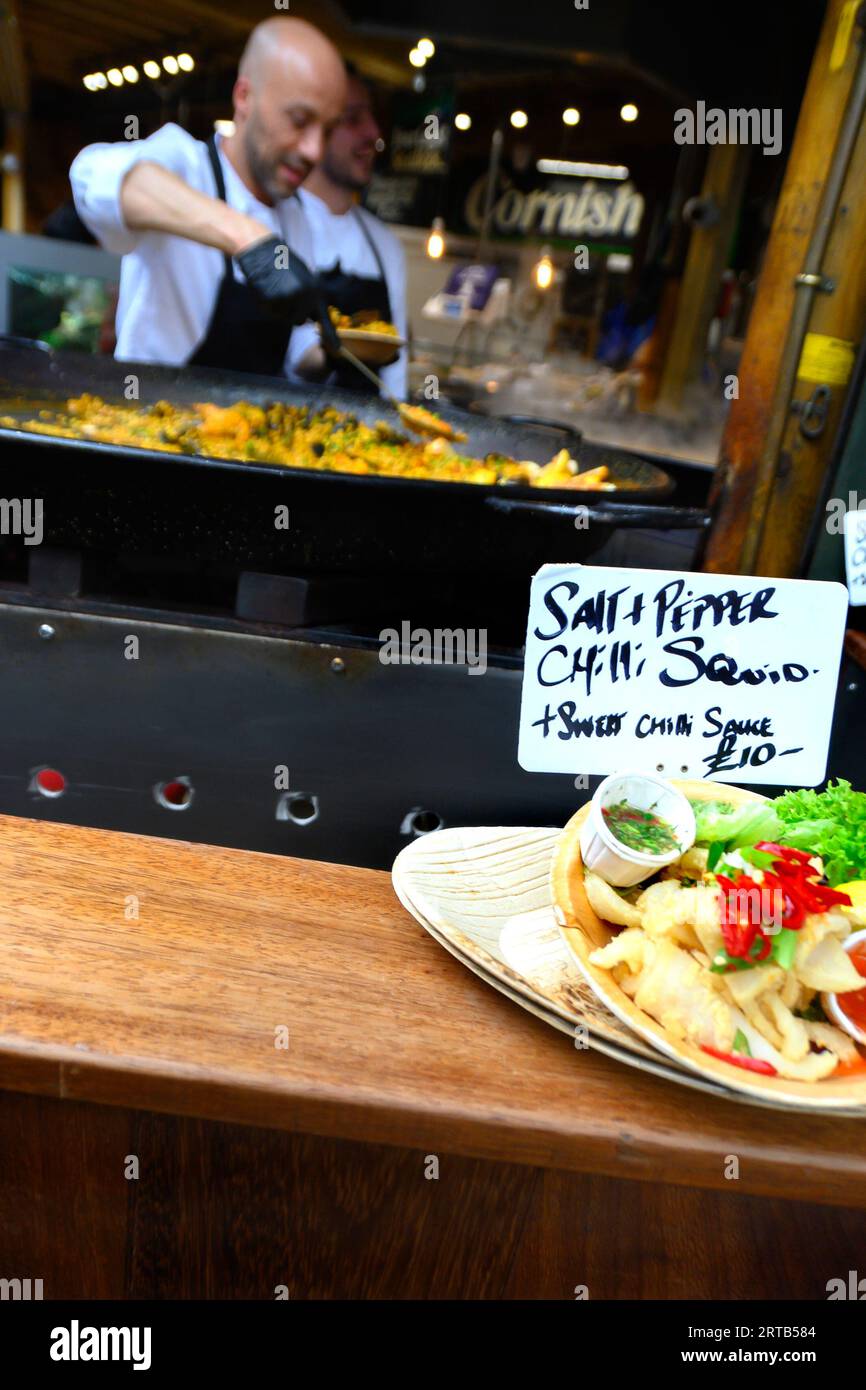 London, Großbritannien. Borough Market - Paella Stand Stockfoto