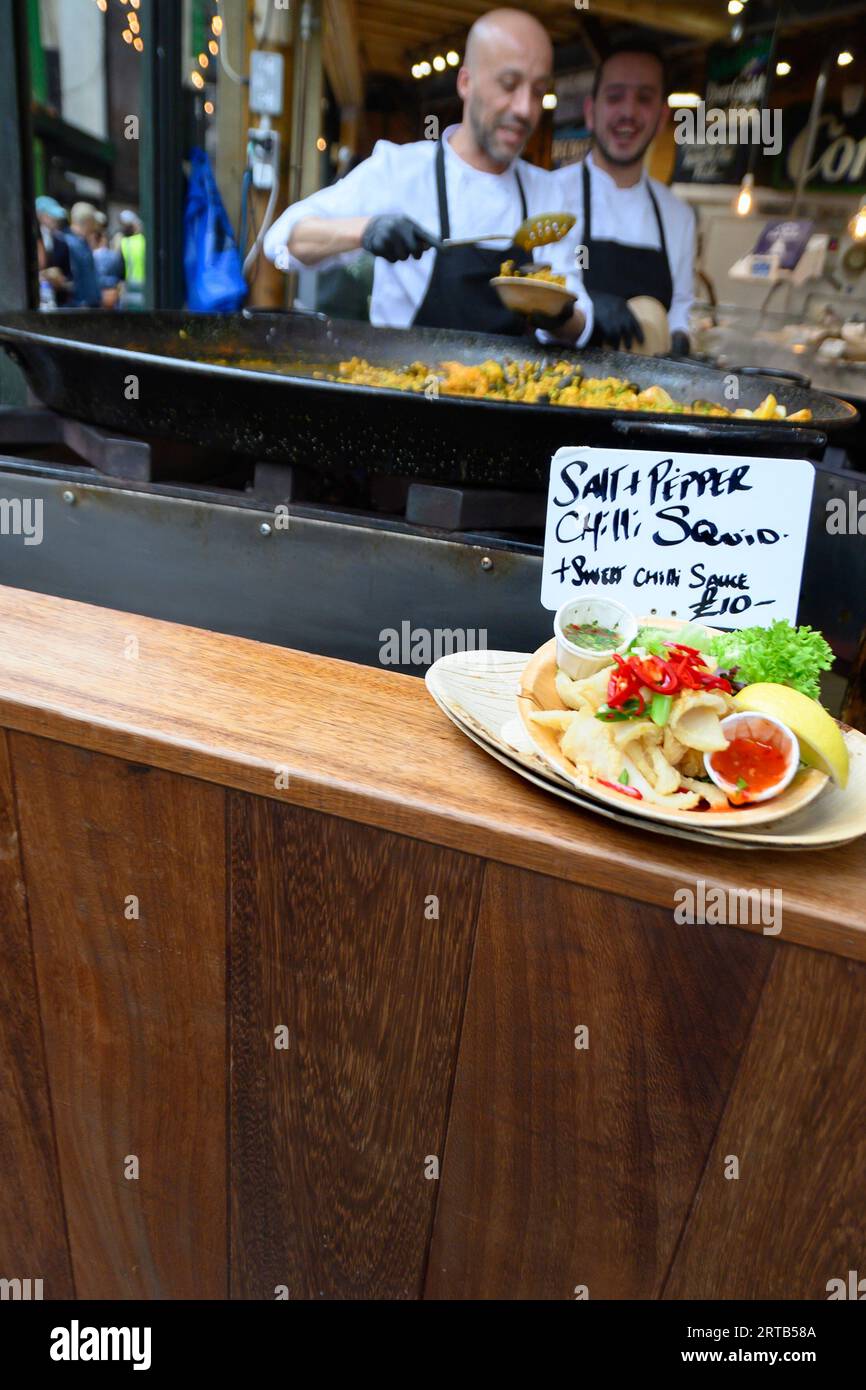 London, Großbritannien. Borough Market - Paella Stand Stockfoto