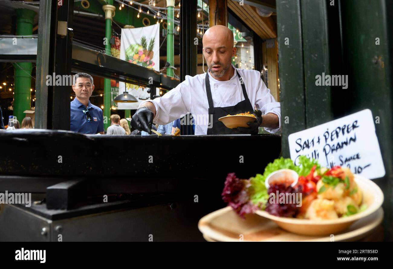 London, Großbritannien. Borough Market - Paella Stand Stockfoto