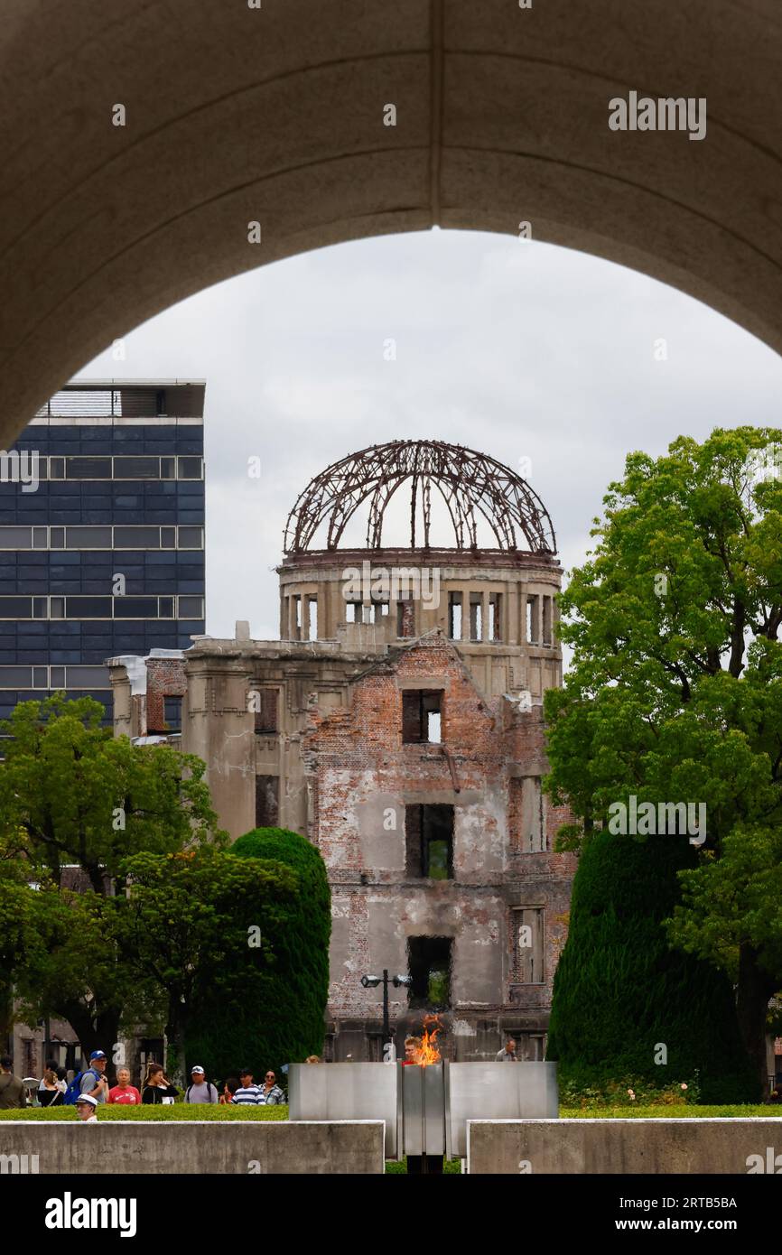 Ein Bild, das den zum Weltkulturerbe gehörenden A-Bomben-Dome im Peace Memorial Park in Hiroshima, Westjapan, darstellt. Der Atombombendom, auch bekannt als Hiroshima Peace Memorial, ist ein historisches Gebäude in Hiroshima, Japan. Es ist ein Symbol für die verheerenden Atombomben, die während des Zweiten Weltkriegs stattgefunden haben Dieses Gebäude, ursprünglich eine Industriehalle, die vom tschechischen Architekten Jan Letzel entworfen wurde, war das am nächsten erhaltene Gebäude zum Epizentrum der Atomexplosion am 6. August 1945. (Foto: James Matsumoto/SOPA Images/SIPA USA) Stockfoto